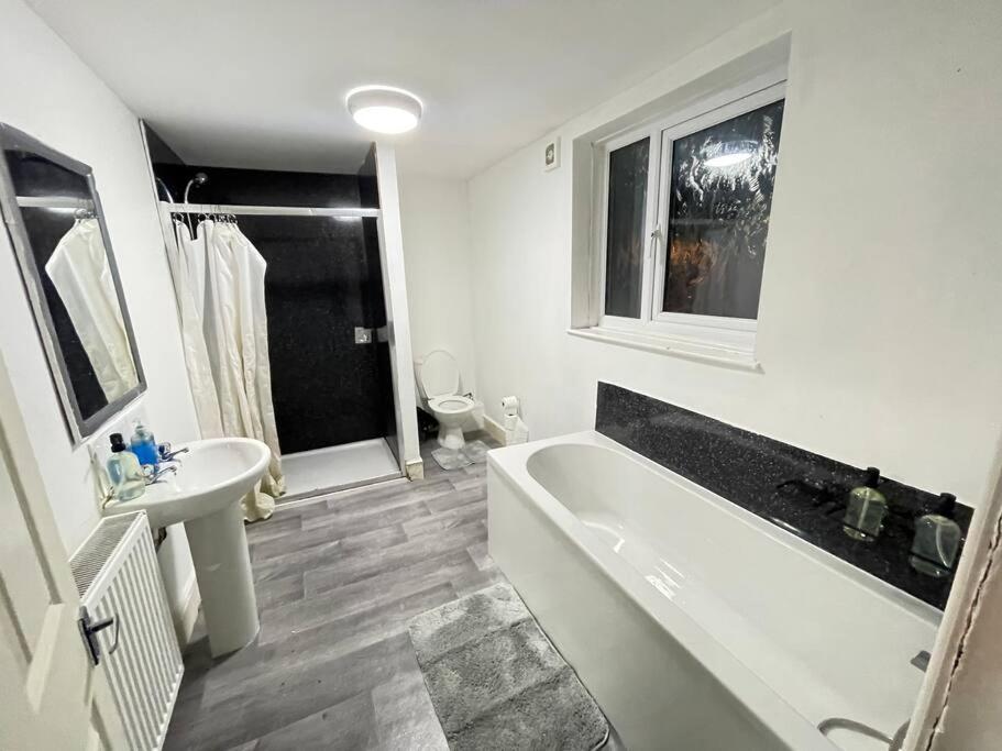 30 Percent Off Weekly Stays - 6 Bedroom House - 11 Beds Blackpool Bagian luar foto