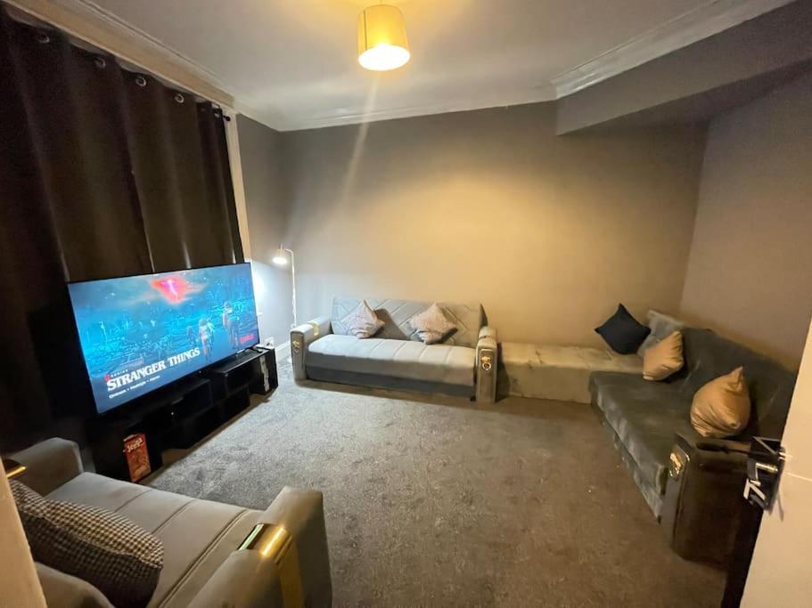 30 Percent Off Weekly Stays - 6 Bedroom House - 11 Beds Blackpool Bagian luar foto