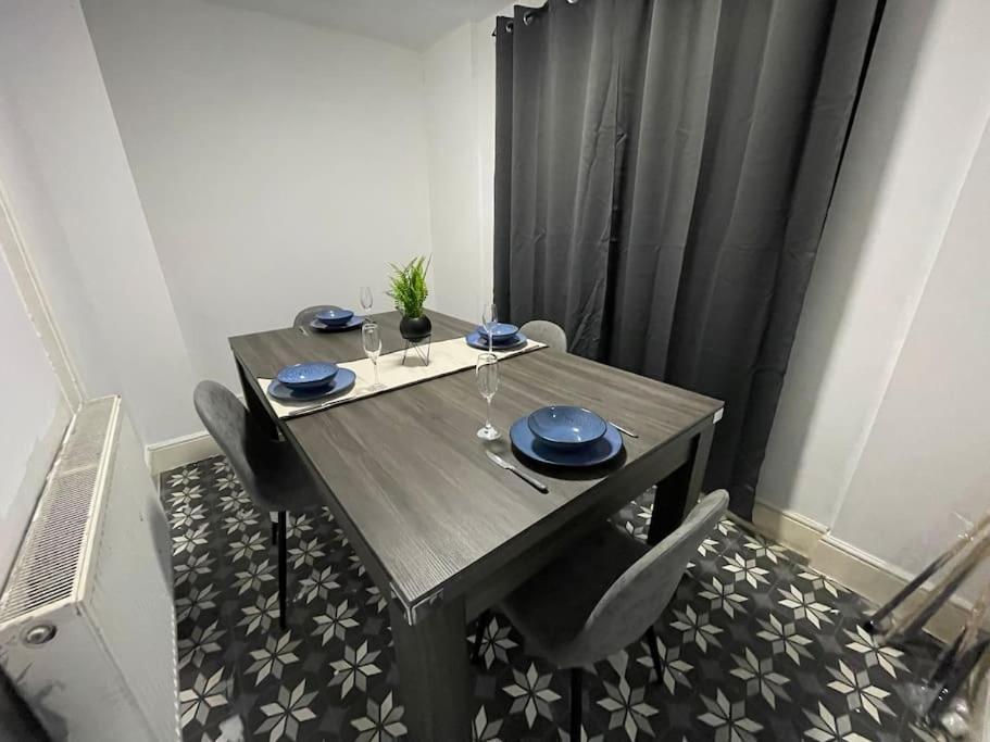 30 Percent Off Weekly Stays - 6 Bedroom House - 11 Beds Blackpool Bagian luar foto