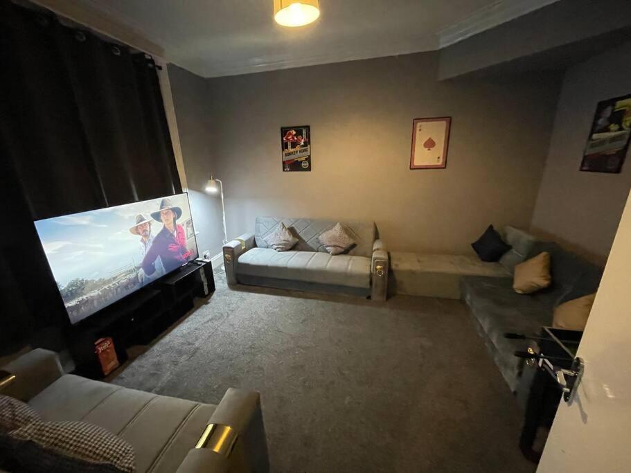 30 Percent Off Weekly Stays - 6 Bedroom House - 11 Beds Blackpool Bagian luar foto