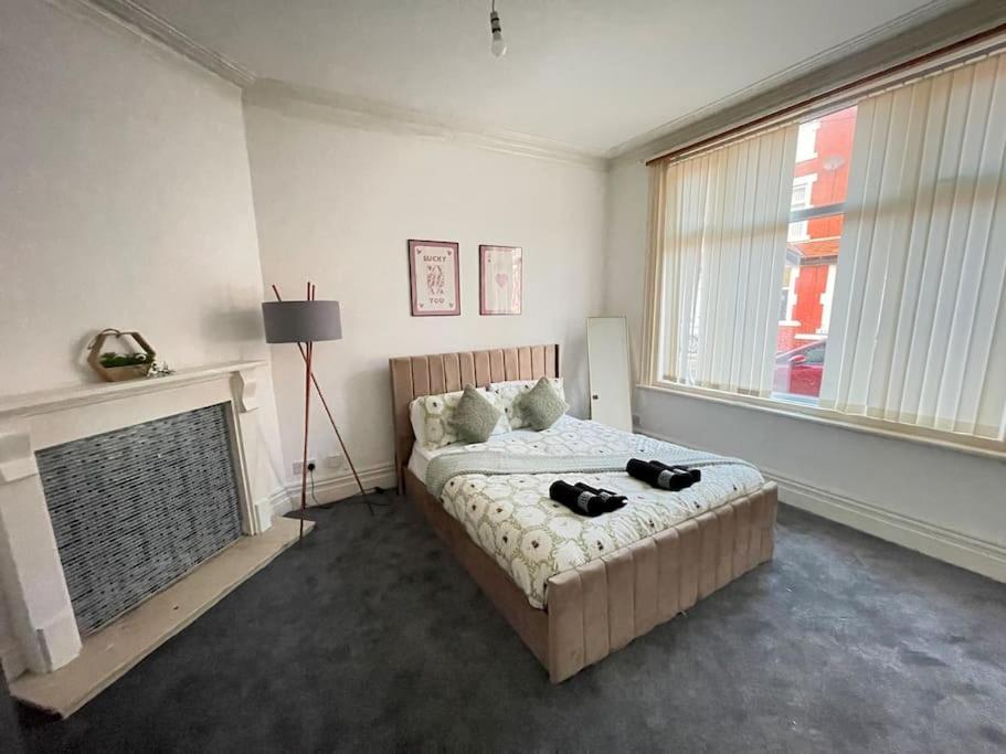 30 Percent Off Weekly Stays - 6 Bedroom House - 11 Beds Blackpool Bagian luar foto